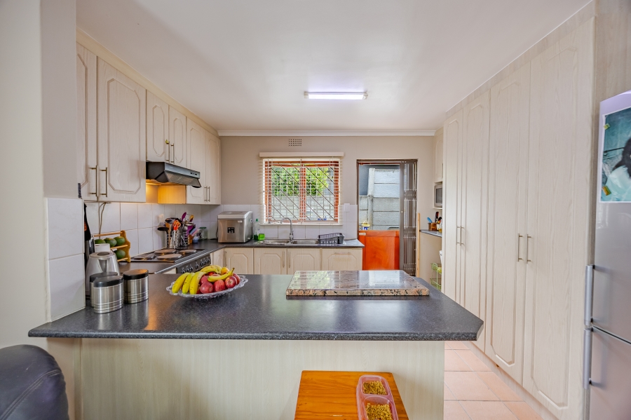3 Bedroom Property for Sale in Oakglen Western Cape